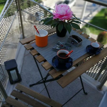 Spacious & Modern Studio Apartment Near The Airport Glyka Nera Exterior foto