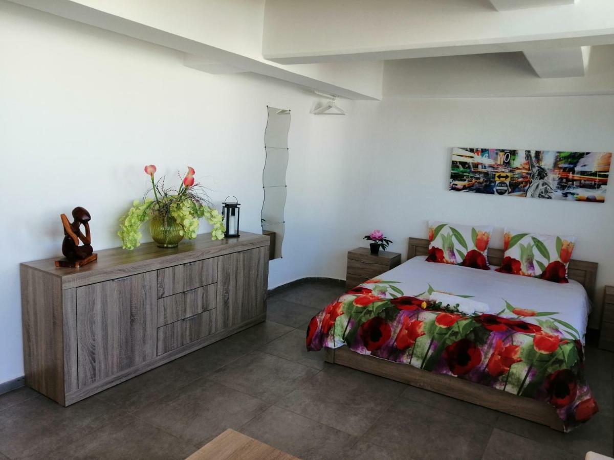 Spacious & Modern Studio Apartment Near The Airport Glyka Nera Exterior foto