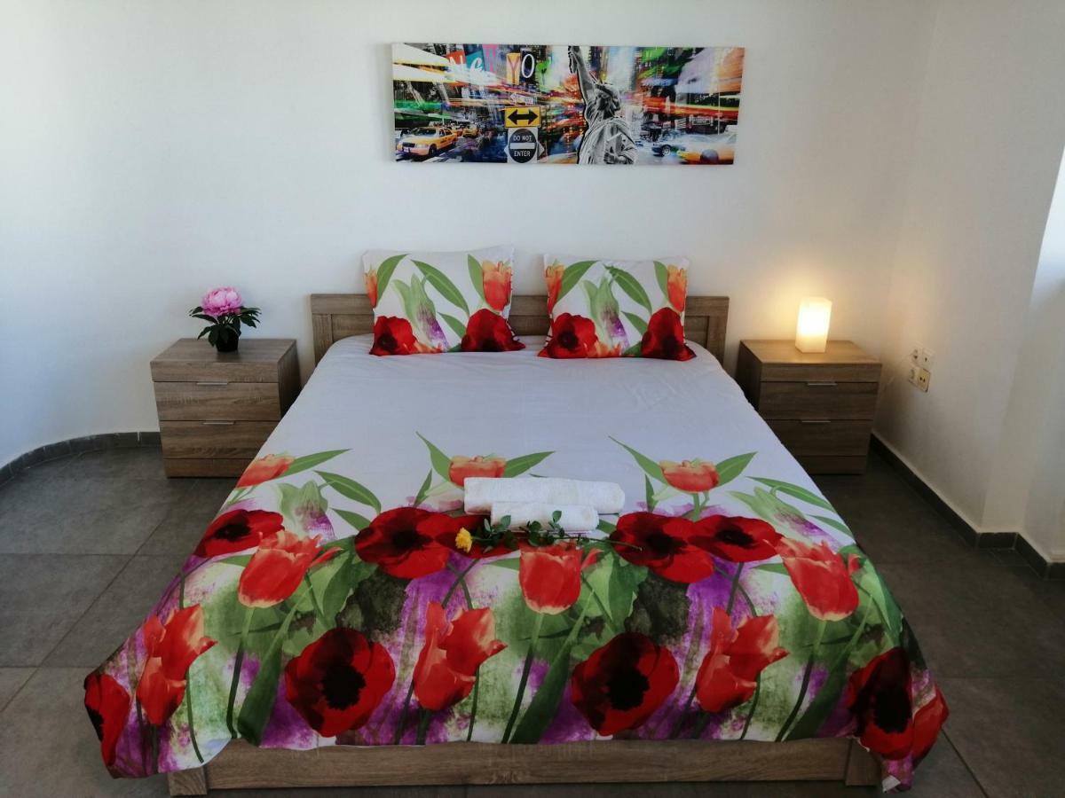 Spacious & Modern Studio Apartment Near The Airport Glyka Nera Exterior foto