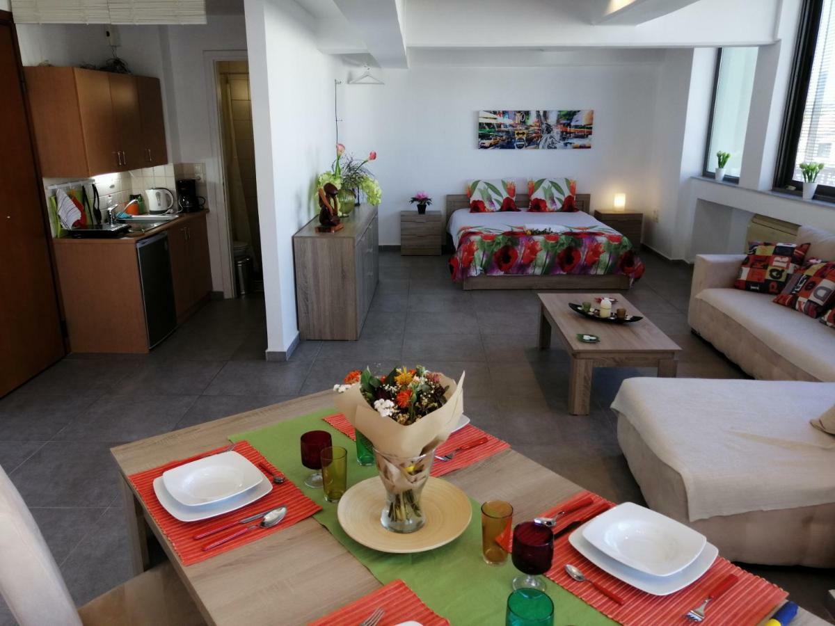 Spacious & Modern Studio Apartment Near The Airport Glyka Nera Exterior foto