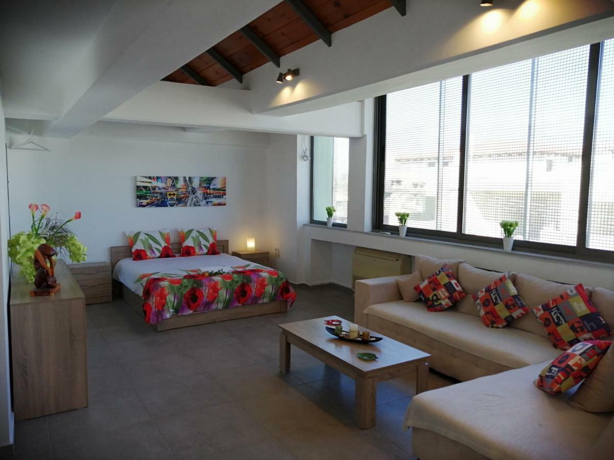 Spacious & Modern Studio Apartment Near The Airport Glyka Nera Exterior foto
