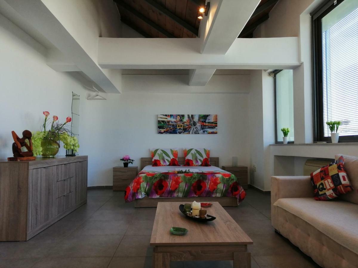 Spacious & Modern Studio Apartment Near The Airport Glyka Nera Exterior foto